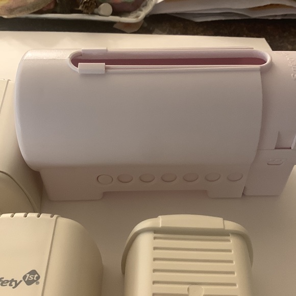 Safety first outlet & power strip cover 5 outlet covers & 1 power strip cover - Picture 5 of 8